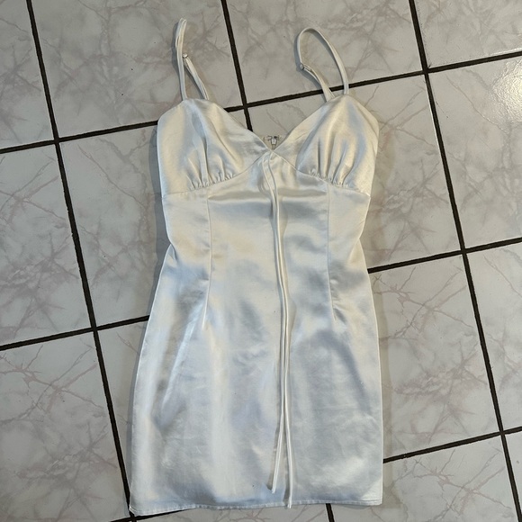 Lioness white satin dress - Picture 3 of 11